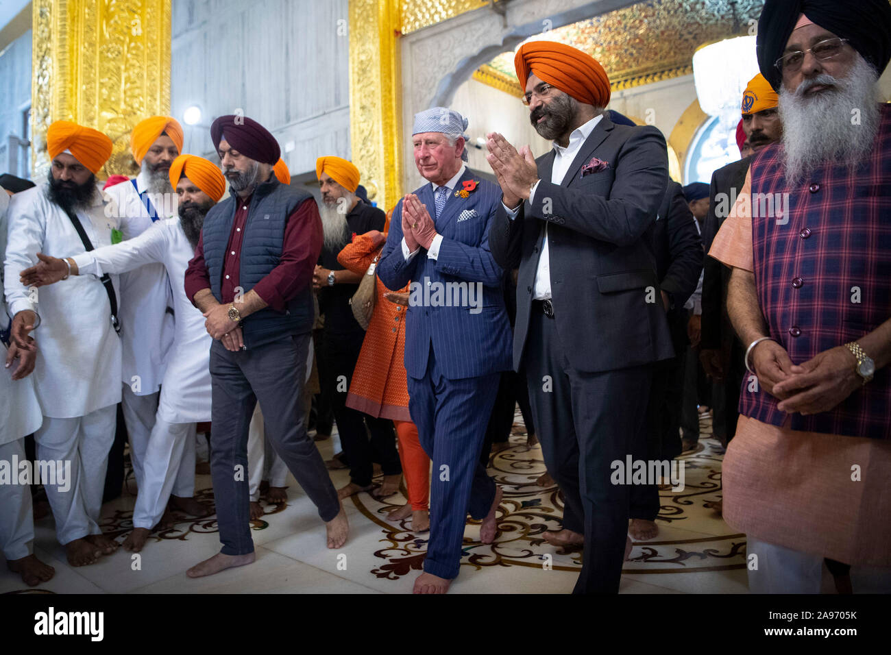 Il principe Charles visita il Bangla Sahib Gurdwara tempio sikh, Nuova Delhi, India, per celebrare il 550° anniversario della nascita del Guru Nanak, il fondatore della religione sikh. Foto di PA. Picture Data: Mercoledì 13 Novembre, 2019. Vedere PA storia ROYAL Charles. Foto di credito dovrebbe leggere: Victoria Jones/filo PA Foto Stock