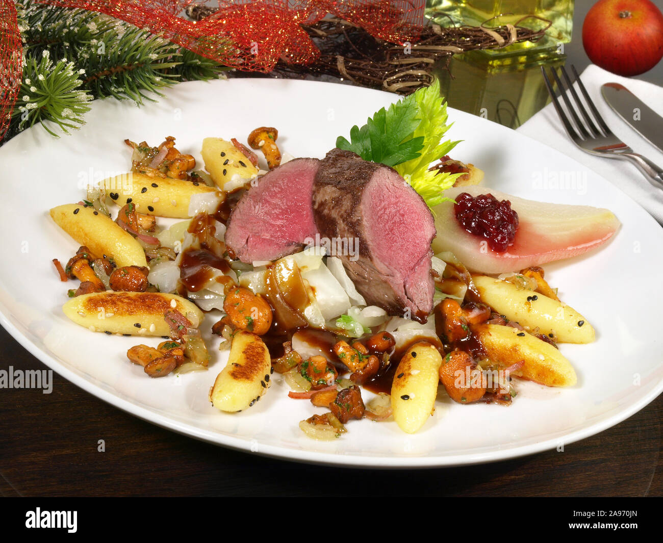 Cervo con verdure e funghi Foto Stock Cervo con verdure e funghi Foto Stock