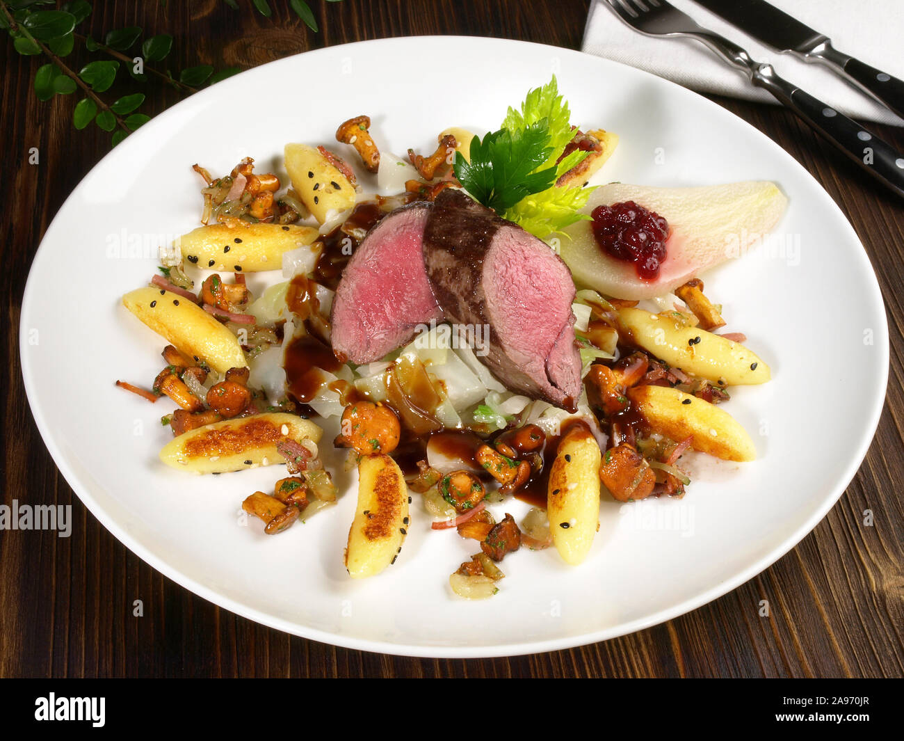 Cervo con verdure e funghi Foto Stock Cervo con verdure e funghi Foto Stock