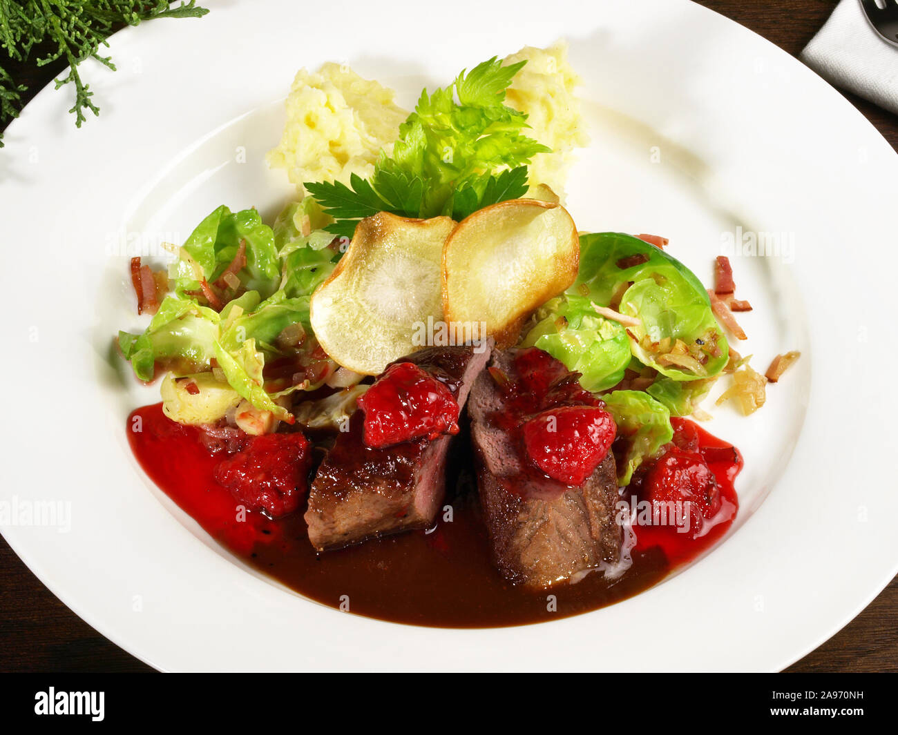 Capriolo con verdure e Confit Rasperry Foto Stock Capriolo con verdure e Confit Rasperry Foto Stock