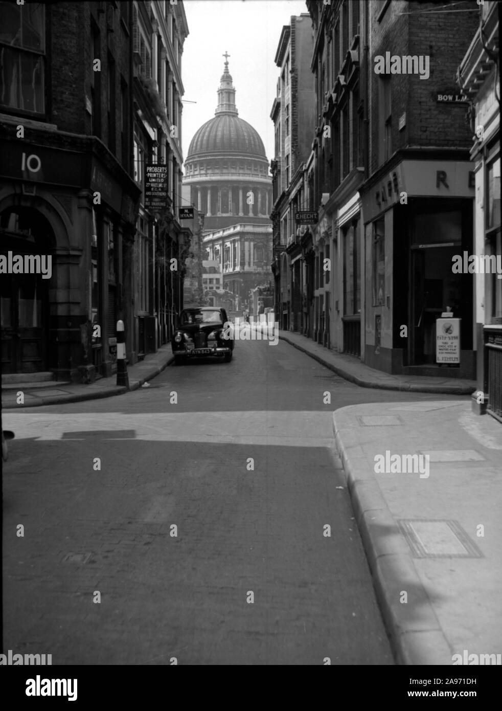 Una vista della Cattedrale di San Paolo a Londra verso il basso senza traffico strade negli anni cinquanta Foto Stock