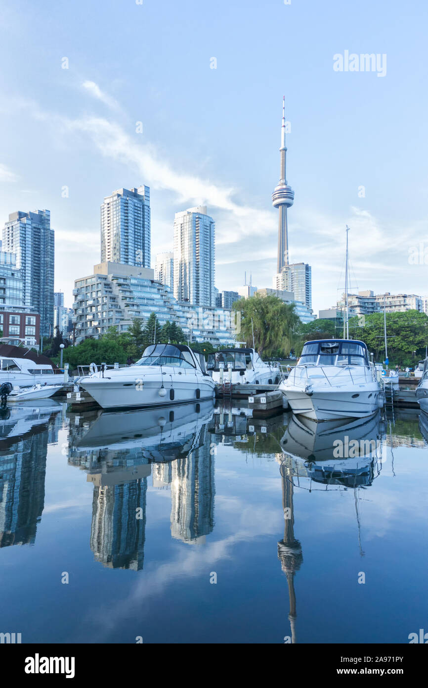 Canada Ontario, Toronto nelle prime ore del mattino, yacht pesare soft nell'acqua, nel silenzio del mattino, Foto Stock