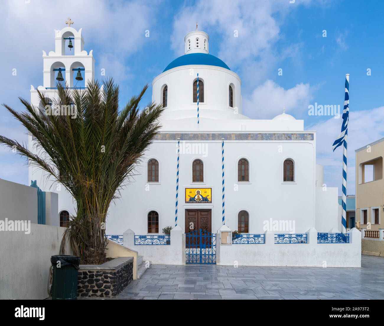 1 Nov 2019 - Santorini, Grecia. Una chiesa greco ortodossa Panagia Platsani in Oia - Santorini. Foto Stock