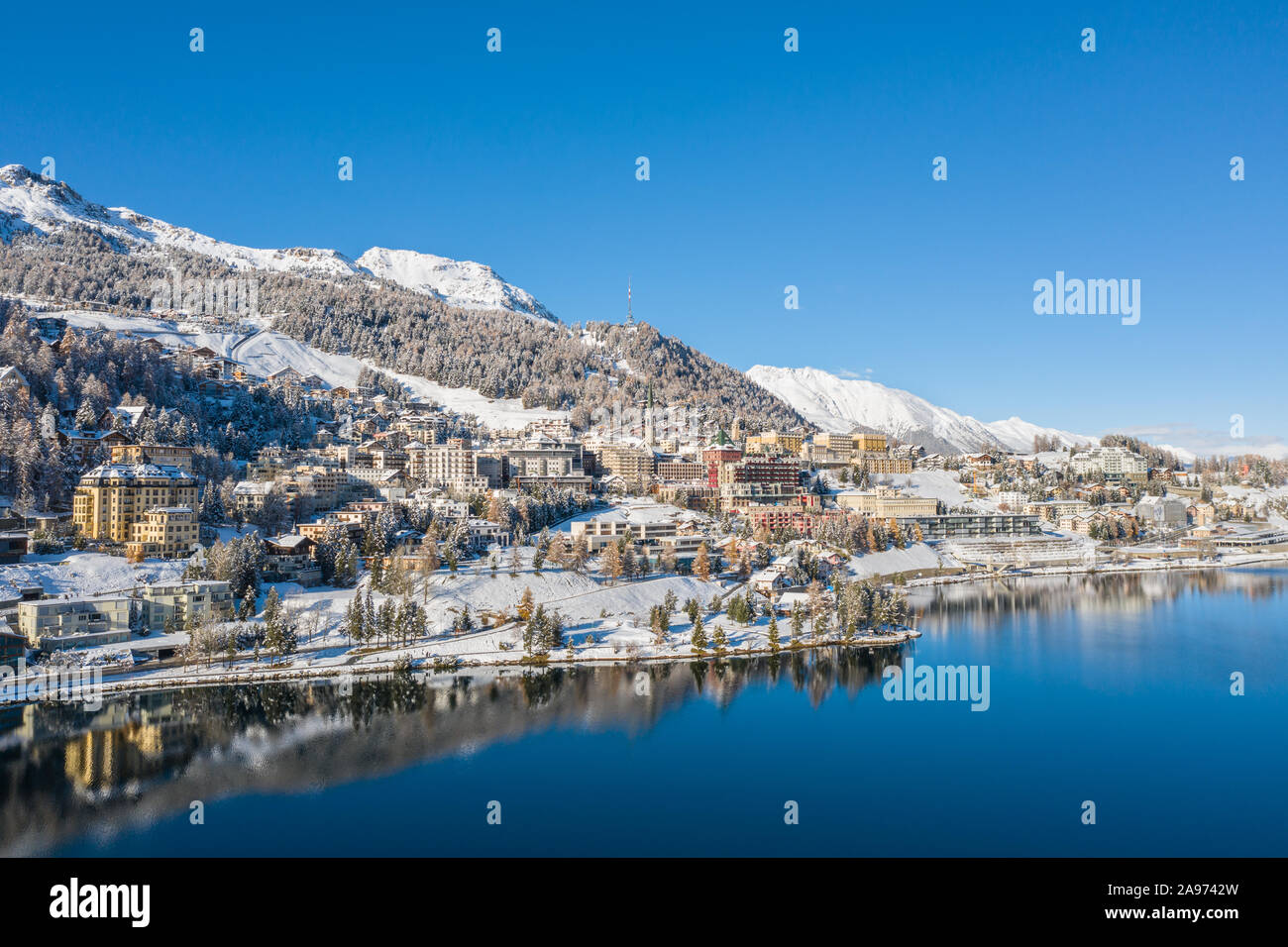 Sankt Moritz, famoso luogo nelle Alpi Svizzere - lago alpino e bel villaggio nella stagione invernale Foto Stock