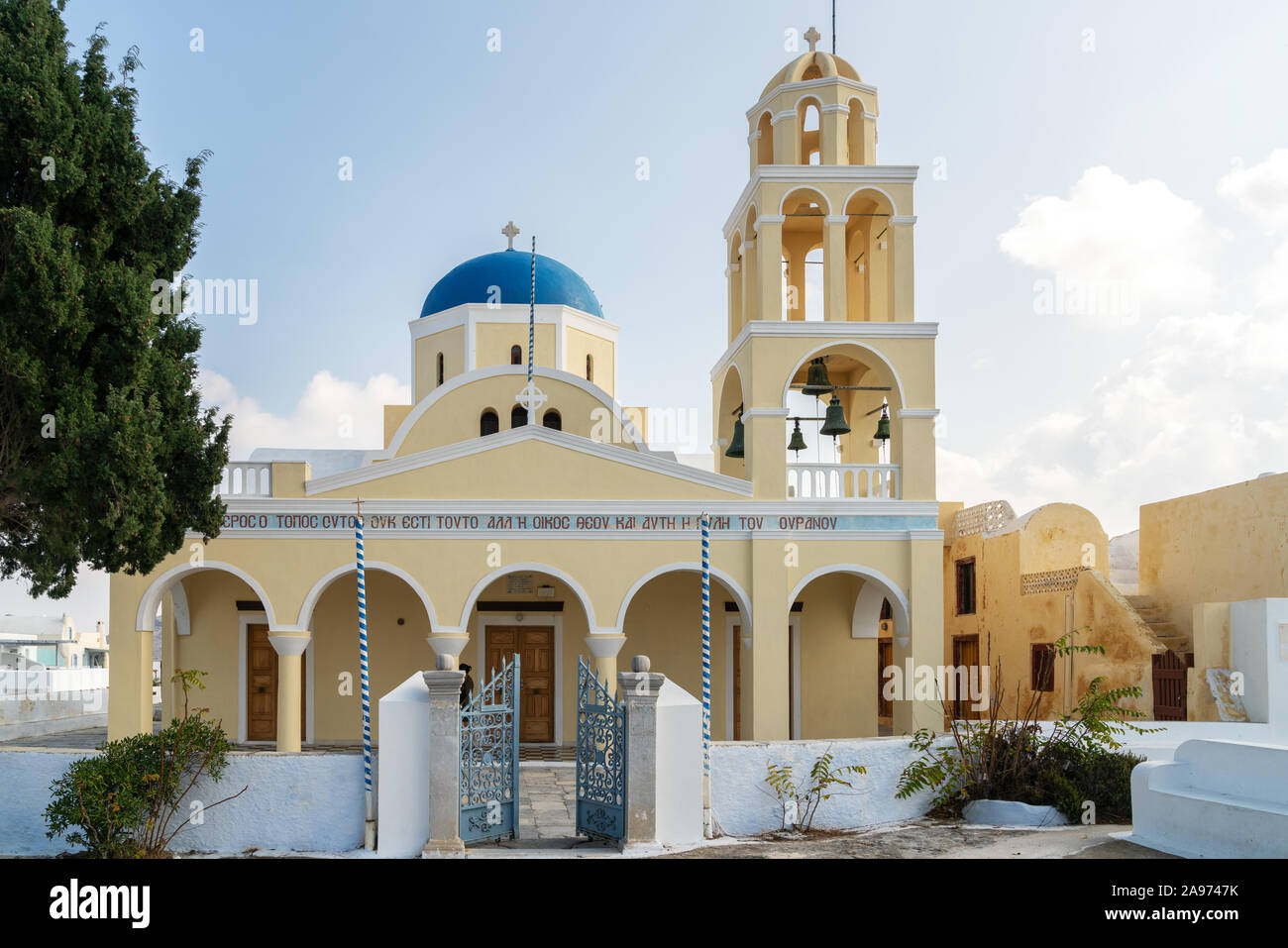 1 Nov 2019 - Santorini, Grecia. Una chiesa greco-ortodossa di San Giorgio in Oia - Santorini. Foto Stock