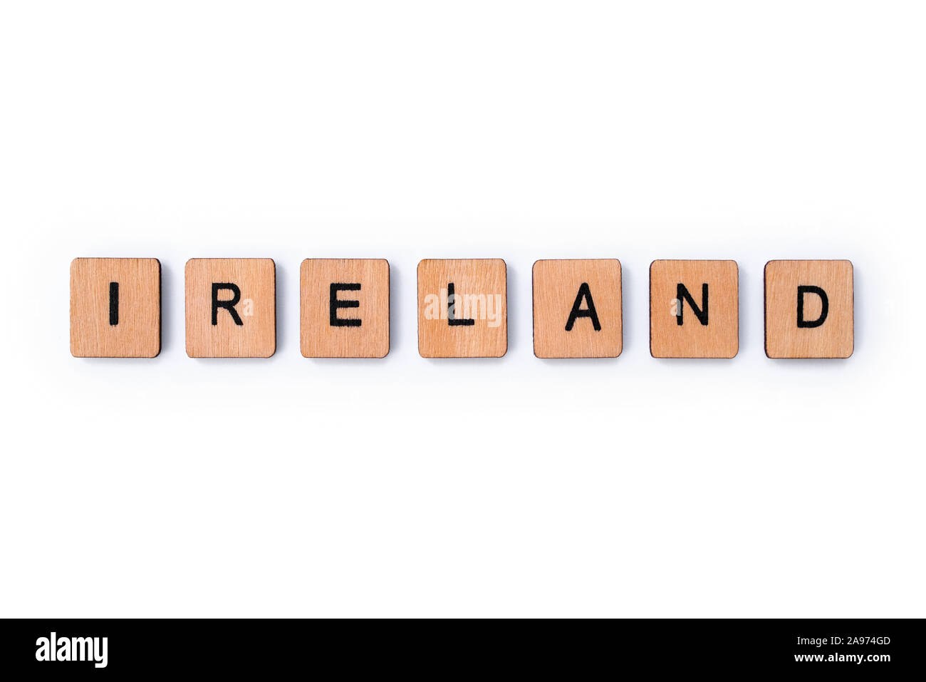 La parola Irlanda, farro con lettera in legno piastrelle, su sfondo bianco. Foto Stock