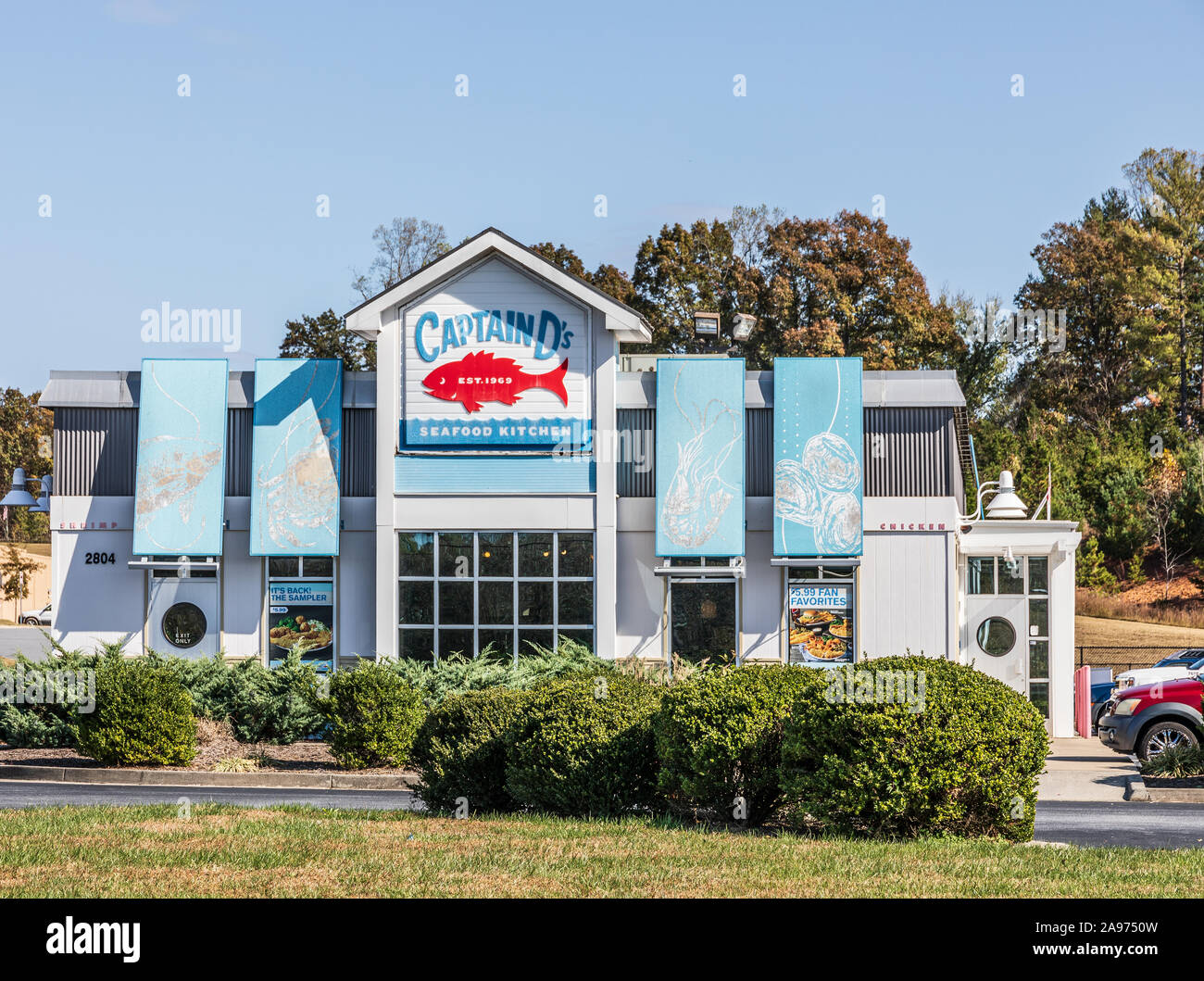 HUDSON, NC, Stati Uniti d'America-2 NOV 2019: un capitano D della cucina a base di pesce esterno dell'edificio, sulla US 321 vicino Hickory. Foto Stock