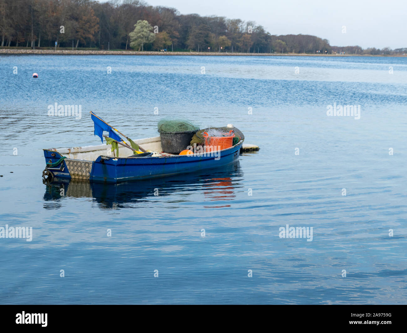 Paesaggio con barca colorati in acqua fiordo Foto Stock