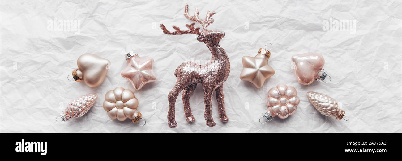 Composizione creativa con il Cerulean cervi e le decorazioni di Natale in colori pastello. Piatto, laici minimalismo. Banner Foto Stock