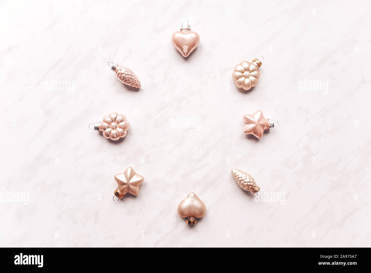 Composizione creativa della ghirlanda di Natale, cerchio da ornamenti decorativi. Piatto, laici pastello. Minimalismo. Foto Stock