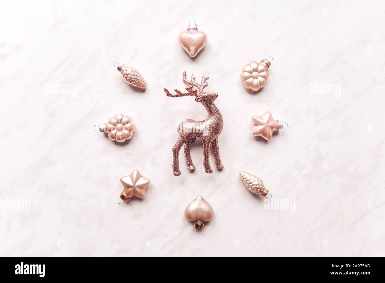 Composizione creativa con Cerulen cervi e ghirlanda di Natale, cerchio di ornamenti decorativi. Piatto, laici pastello. Minimalismo. Foto Stock