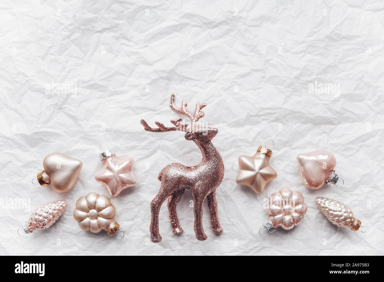 Composizione creativa con il Cerulean cervi e le decorazioni di Natale in colori pastello. Piatto, laici minimalismo. Foto Stock