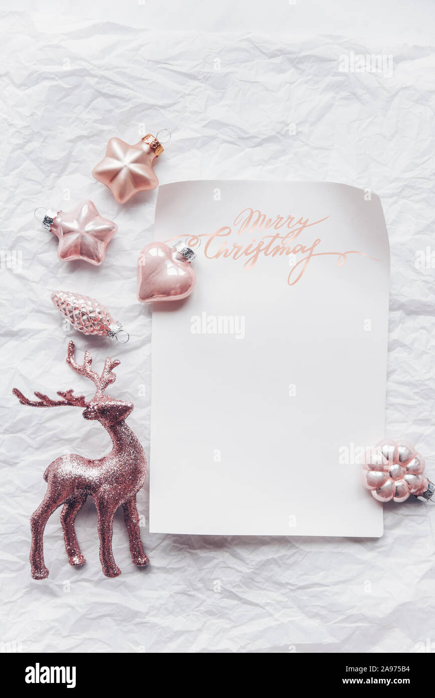 Composizione creativa con il Cerulean cervi e le decorazioni di Natale in colori pastello. Piatto, laici minimalismo. Foto Stock