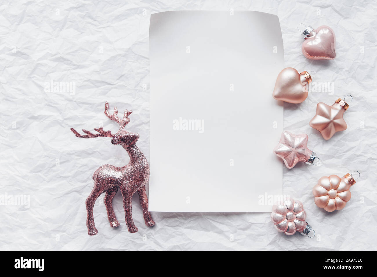 Composizione creativa con il Cerulean cervi e le decorazioni di Natale in colori pastello. Piatto, laici minimalismo. Foto Stock