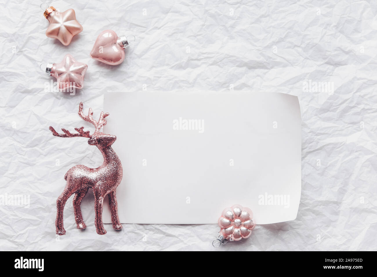 Composizione creativa con il Cerulean cervi e le decorazioni di Natale in colori pastello. Piatto, laici minimalismo. Foto Stock