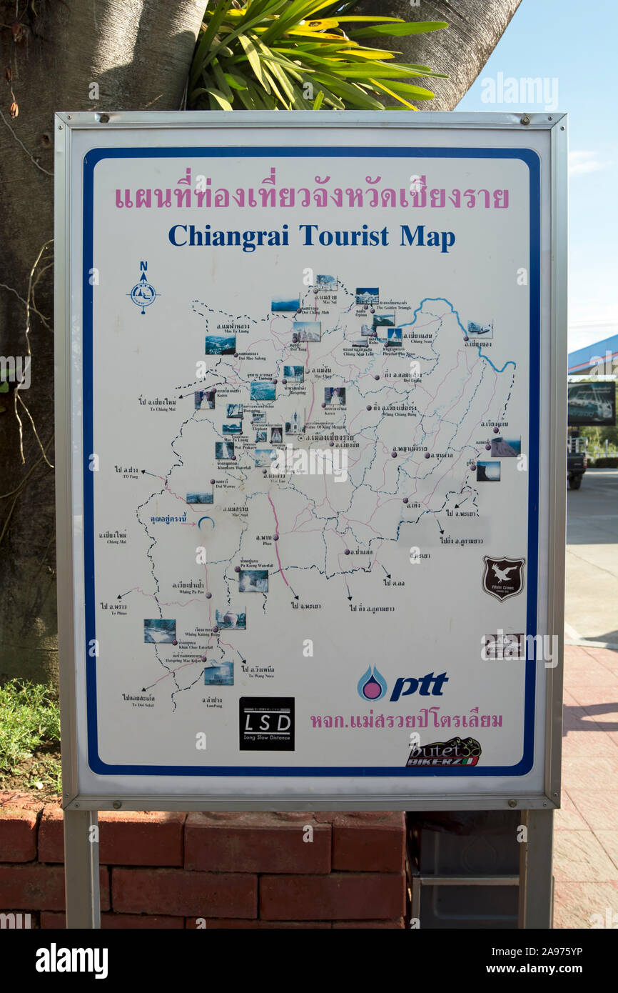 Locali mappa turistica in una stazione di benzina nella provincia di Chiang Rai, la Thailandia del Nord, scritto in thai e in inglese Foto Stock