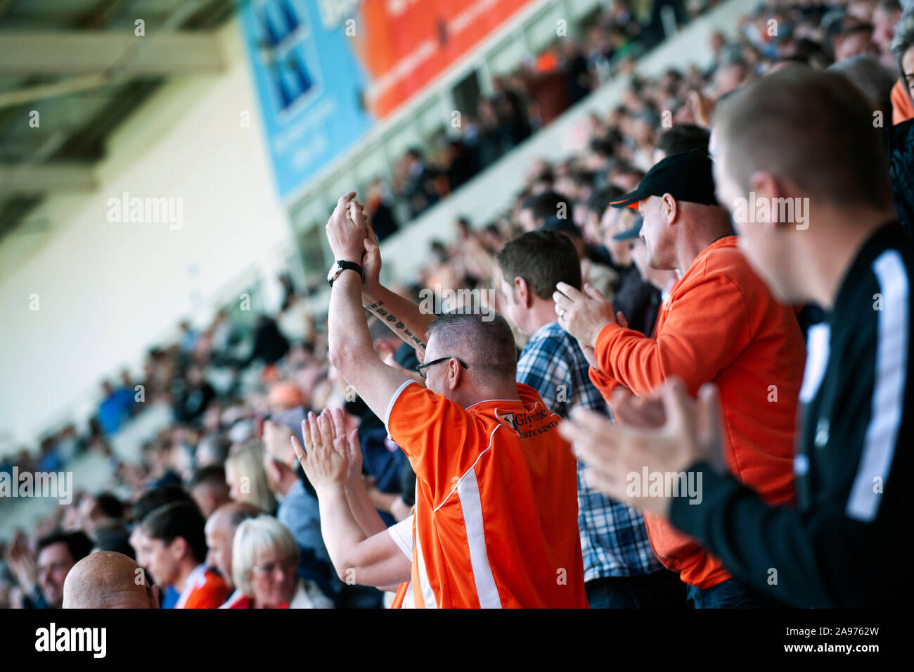 I tifosi sono guardando una partita di calcio a Blackpool Football Club, Lancashire, Inghilterra Foto Stock