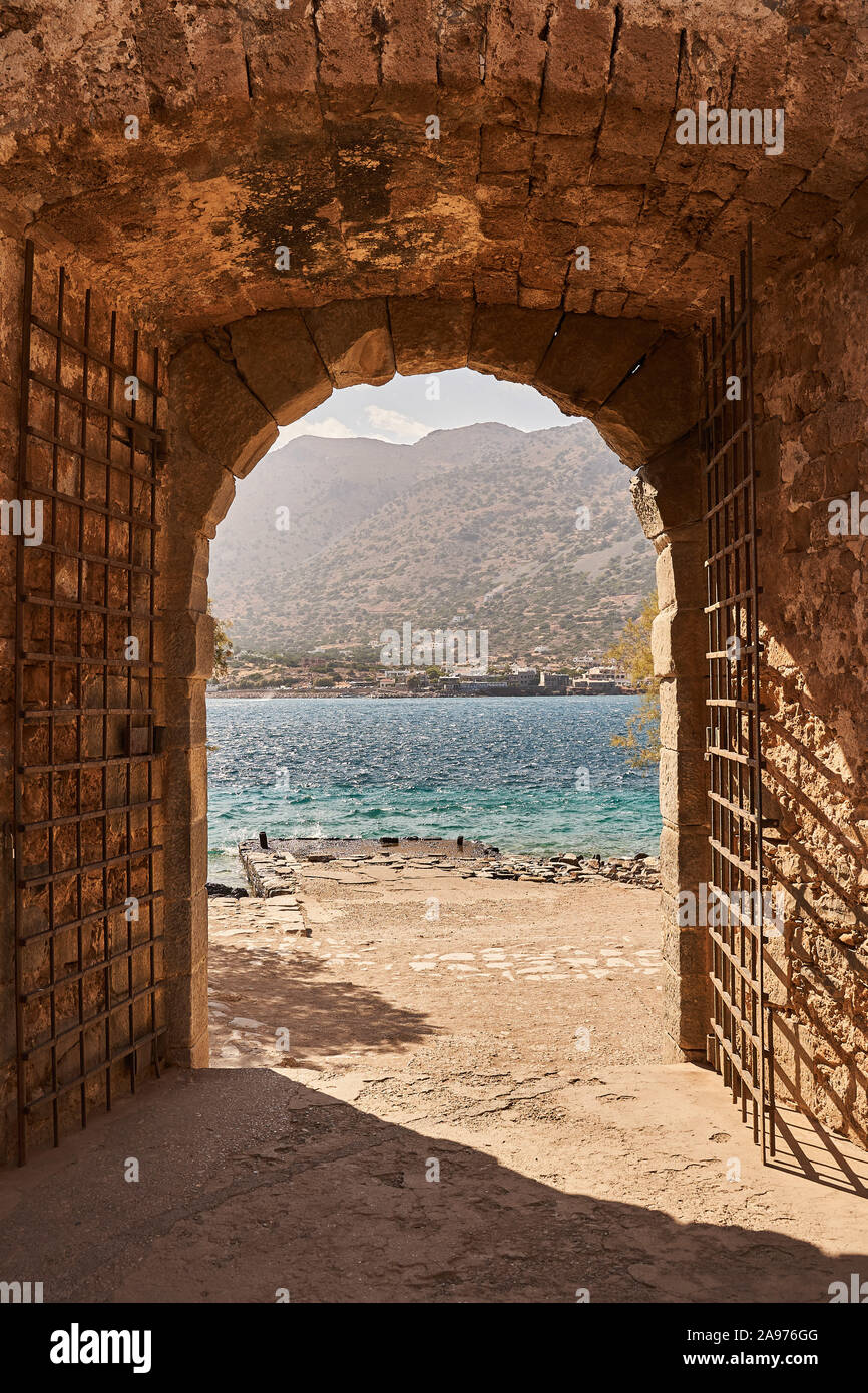 Toorbogen in der Außenmauer zu den alten Anlegestellen von Spinalonga, Kreta. Foto Stock