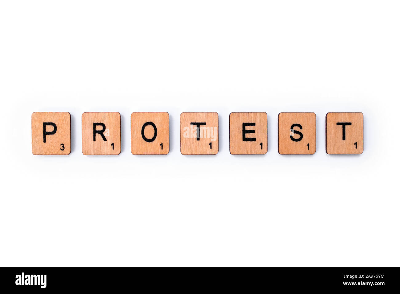 London, Regno Unito - 8 Luglio 2019: La parola protesta, farro con lettera in legno piastrelle su un semplice sfondo bianco. Foto Stock