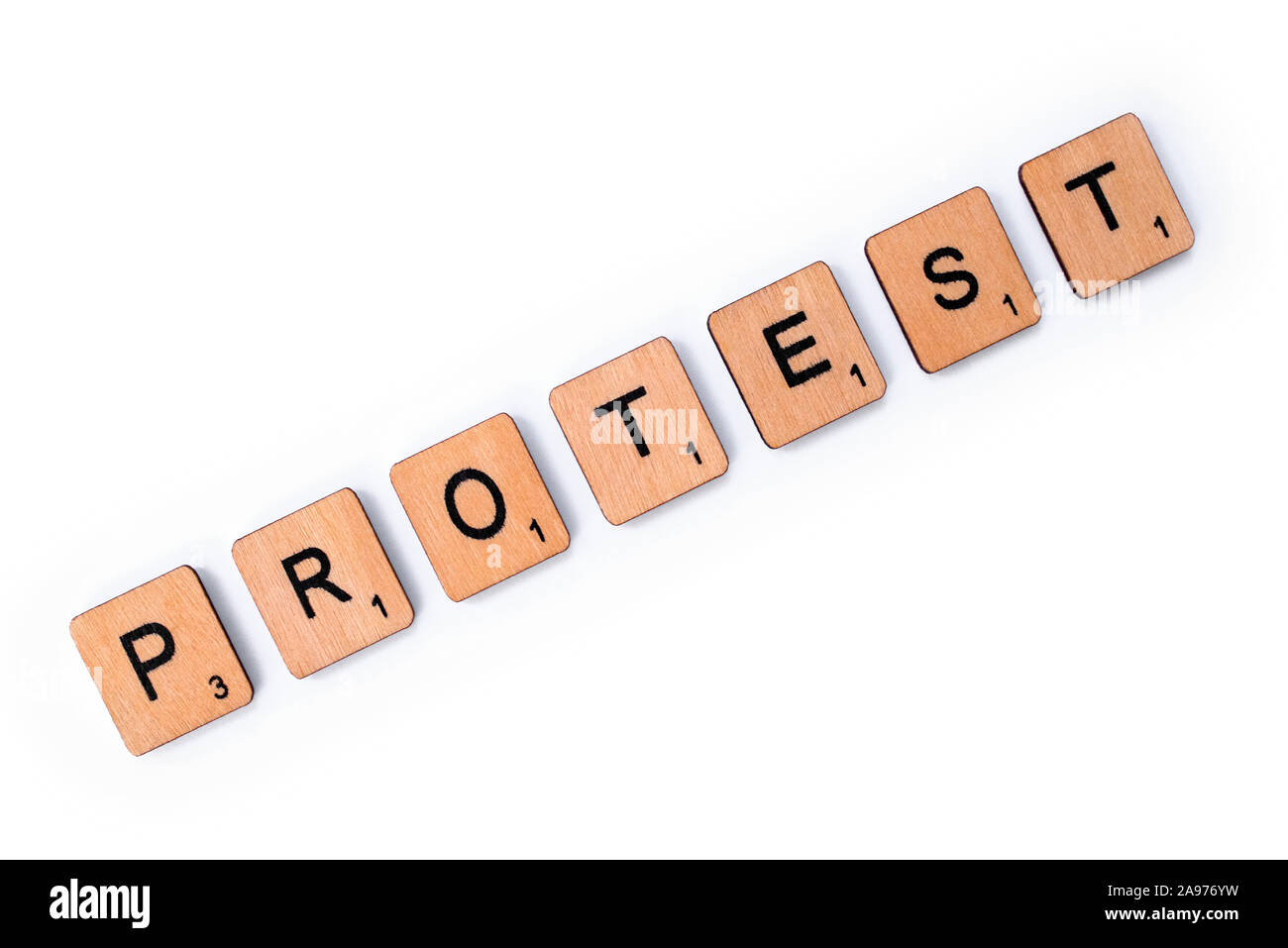 London, Regno Unito - 8 Luglio 2019: La parola protesta, farro con lettera in legno piastrelle su un semplice sfondo bianco. Foto Stock