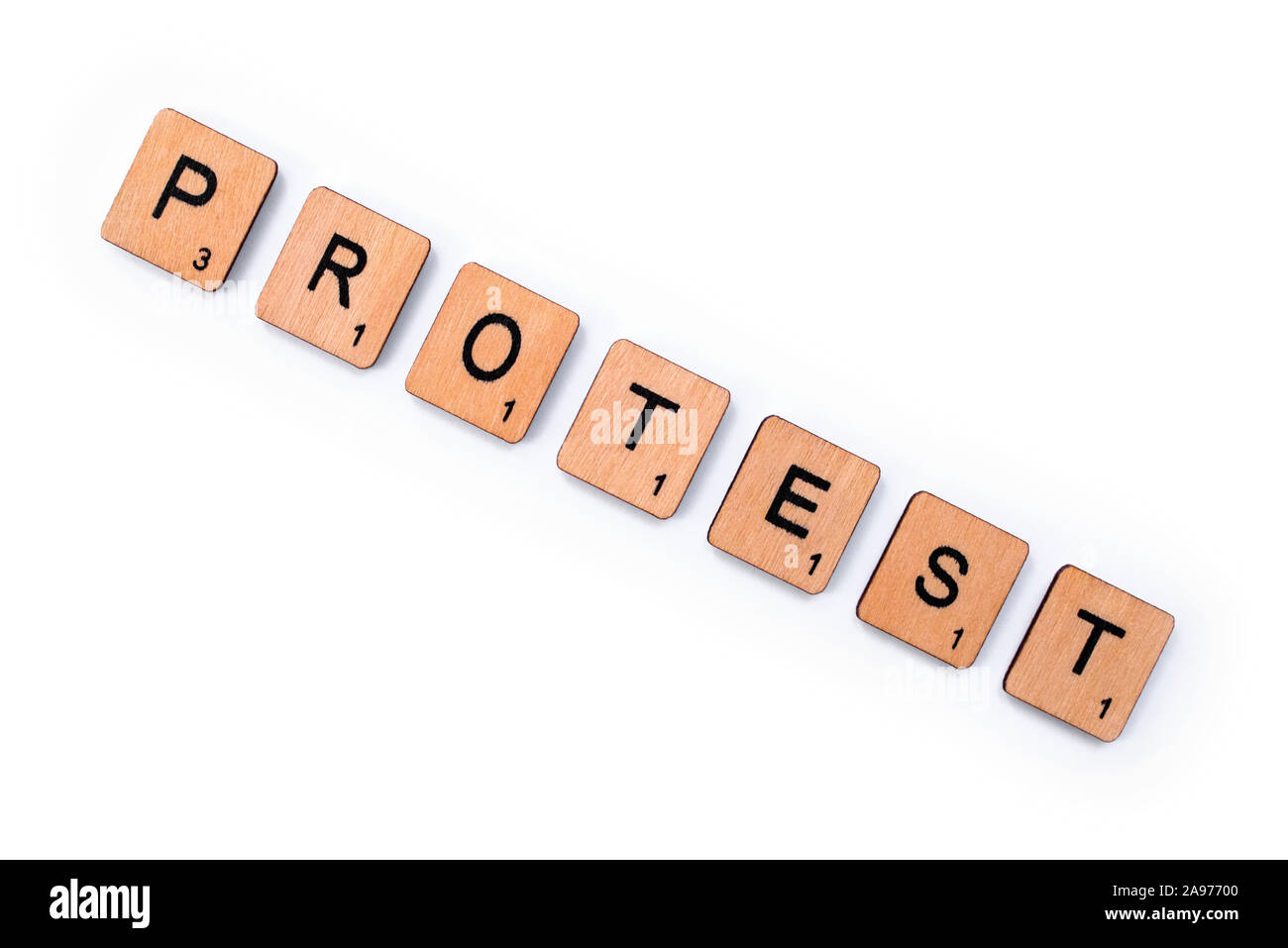 London, Regno Unito - 8 Luglio 2019: La parola protesta, farro con lettera in legno piastrelle su un semplice sfondo bianco. Foto Stock