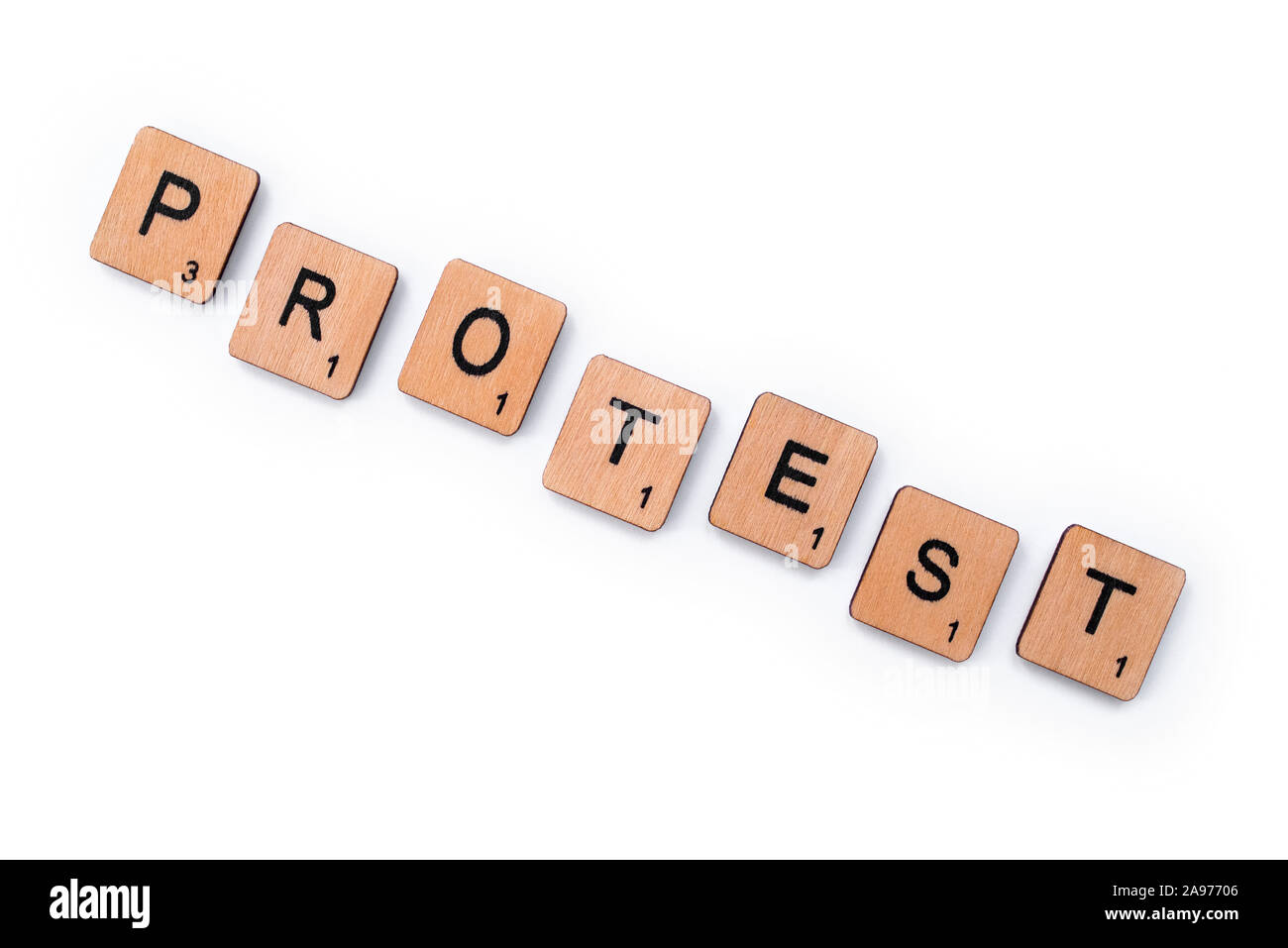 London, Regno Unito - 8 Luglio 2019: La parola protesta, farro con lettera in legno piastrelle su un semplice sfondo bianco. Foto Stock