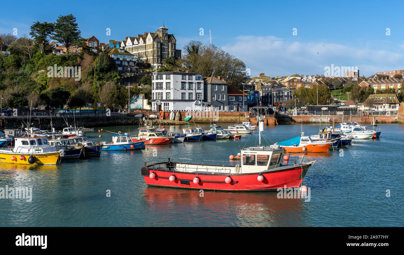 FOLKESTONE, KENT/UK - novembre 12 : vista delle barche nel porto di Folkestone il 12 novembre 2019 Foto Stock