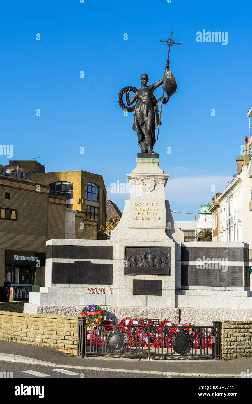 FOLKESTONE, KENT/UK - novembre 12 : Vista del Memoriale di guerra in Folkestone il 12 novembre 2019 Foto Stock