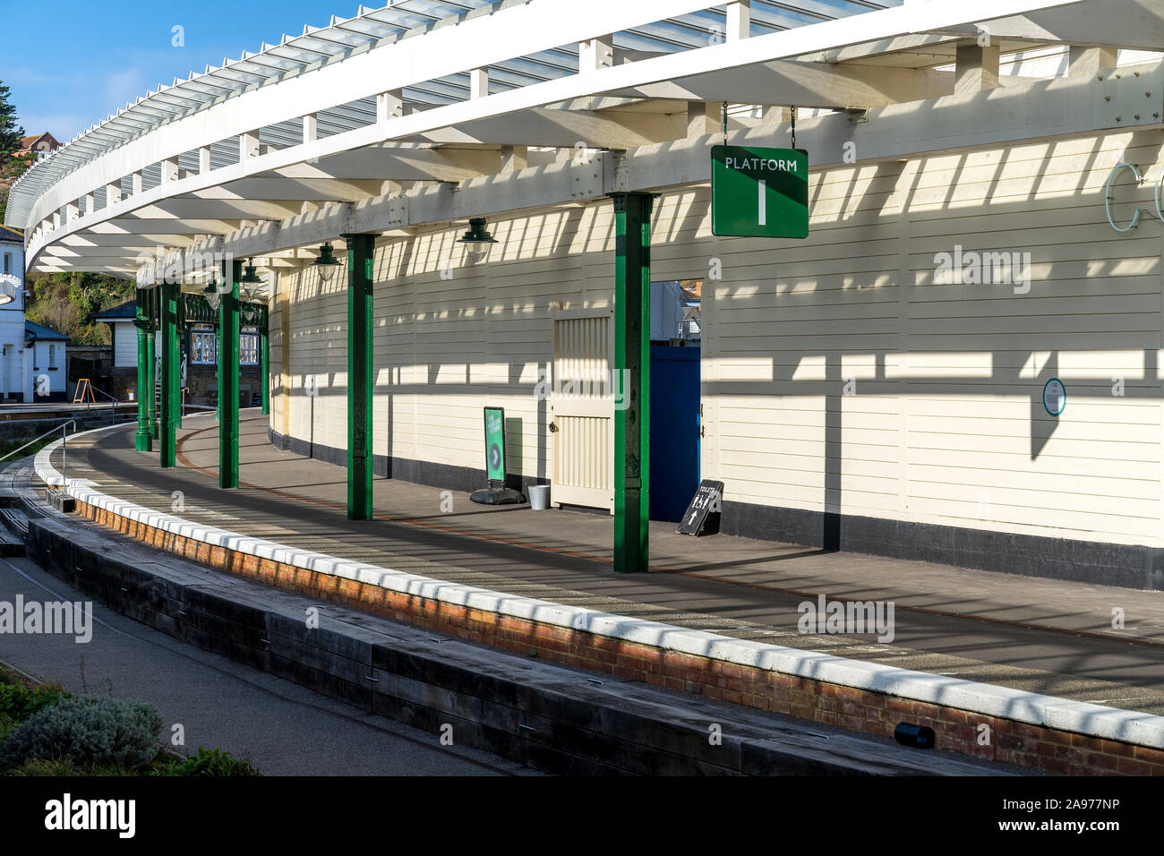 FOLKESTONE, KENT/UK - novembre 12 : vista del porto restaurata stazione ferroviaria a Folkestone nel novembre 12, 2019 Foto Stock