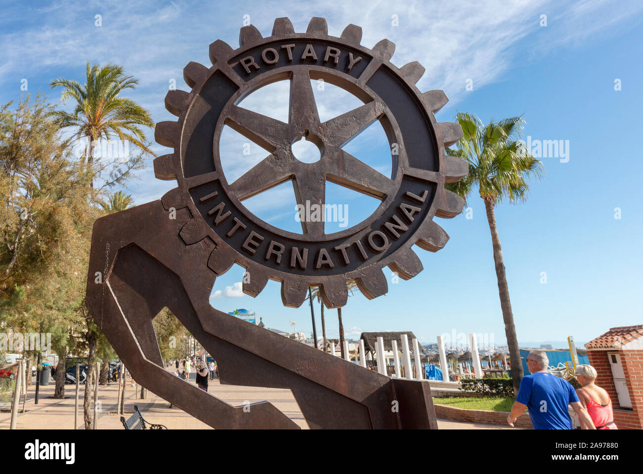 Il Rotary International monumento sulla promenade, Fuengirola, Costa del Sol, provincia di Malaga, Spagna. Una ruota è stata il simbolo del Rotary sin dal 1905. Per Foto Stock