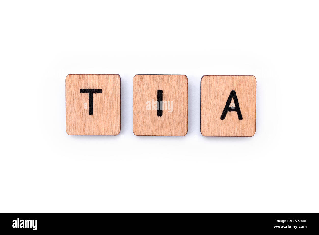 La sigla TIA - significato attacco ischemico transitorio - il termine medico per una mini-corsa, farro con lettera in legno piastrelle su uno sfondo bianco. Foto Stock