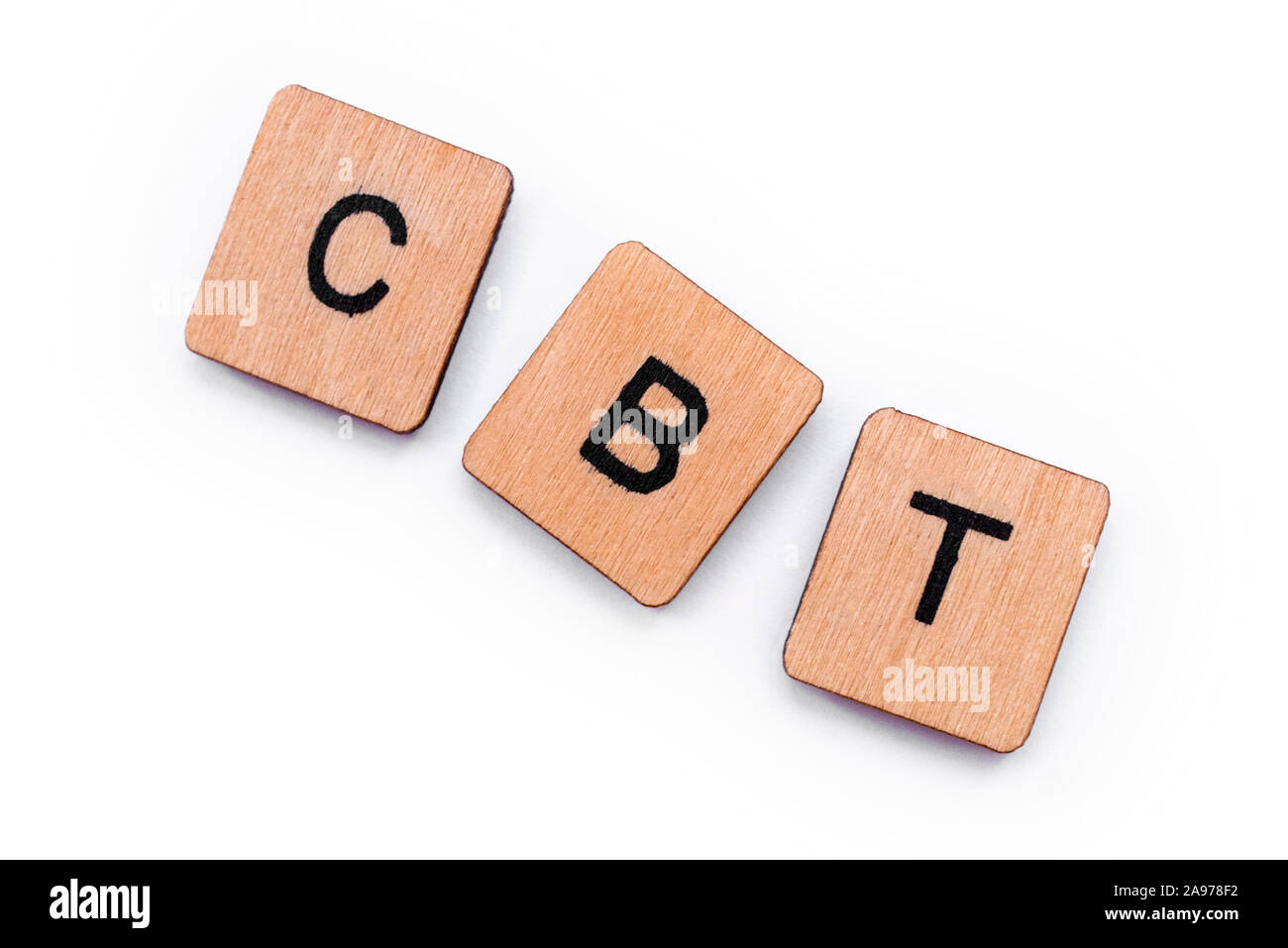 La sigla CBT - in piedi per la terapia comportamentale cognitiva, farro con lettera di piastrelle su uno sfondo bianco. CBT è un intervento psicosociale Foto Stock