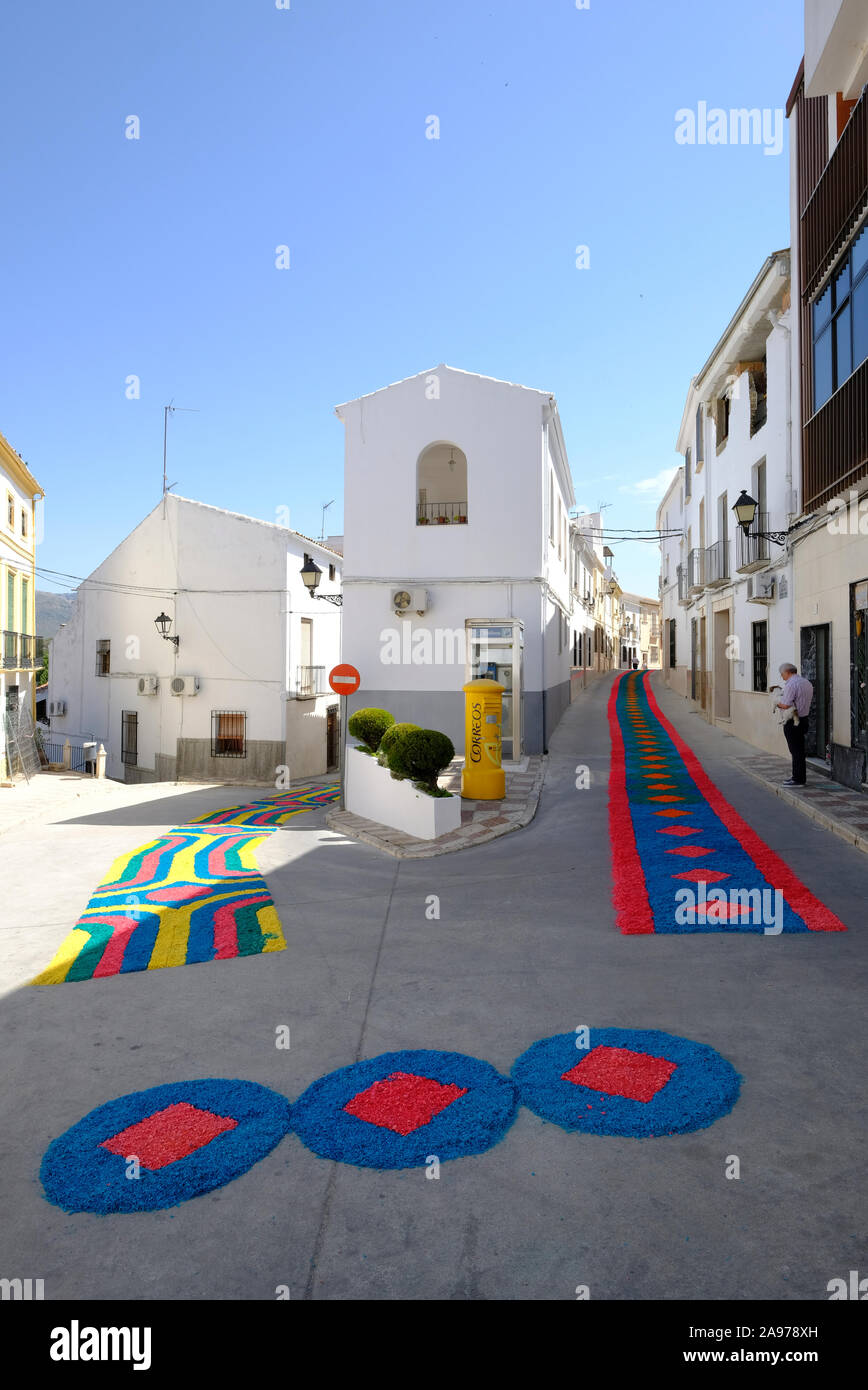 Tappeti colorati di trucioli di legno nelle strade create dalla comunità durante il Corpus Christi 2019, Carcabuey, Cordoba, Andalusia. Spagna Foto Stock