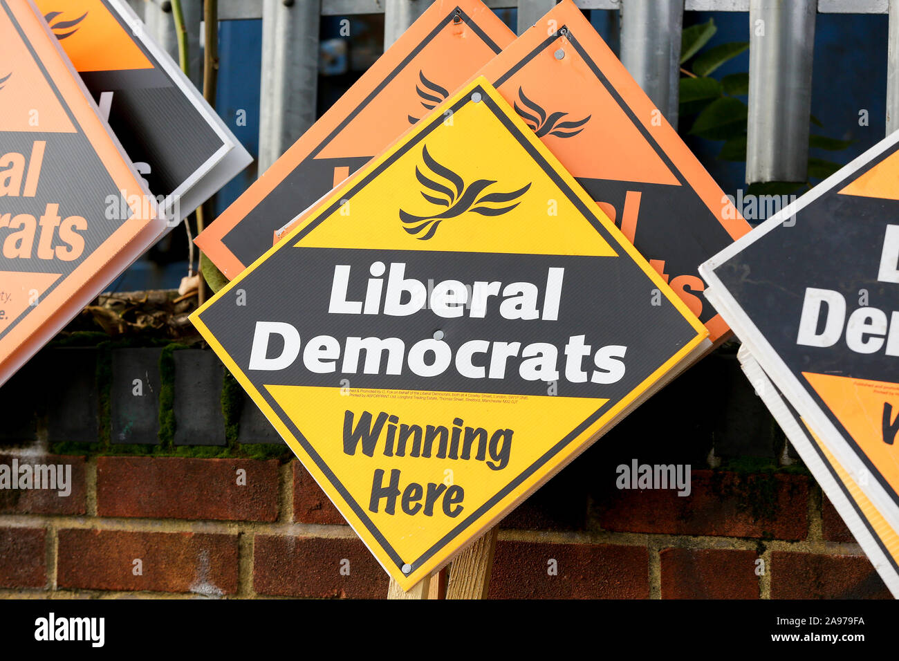 Londra, Regno Unito. Xiii Nov, 2019. Gruppo del Partito europeo dei liberali democratici schede elettorali al di fuori del Boxer totale nel nord di Londra.Boxer totale è un settore specializzato in palestra boxe in Crouch fine che offre corsi di formazione per i giovani come un mezzo di tenerli lontano dalla violenza. Jo Swinson annunciato £500 milioni di euro per affrontare il vertiginoso aumento dei livelli di criminalità coltello dopo il pugilato con il proprietario del Boxer totale. Credito: SOPA Immagini limitata/Alamy Live News Foto Stock