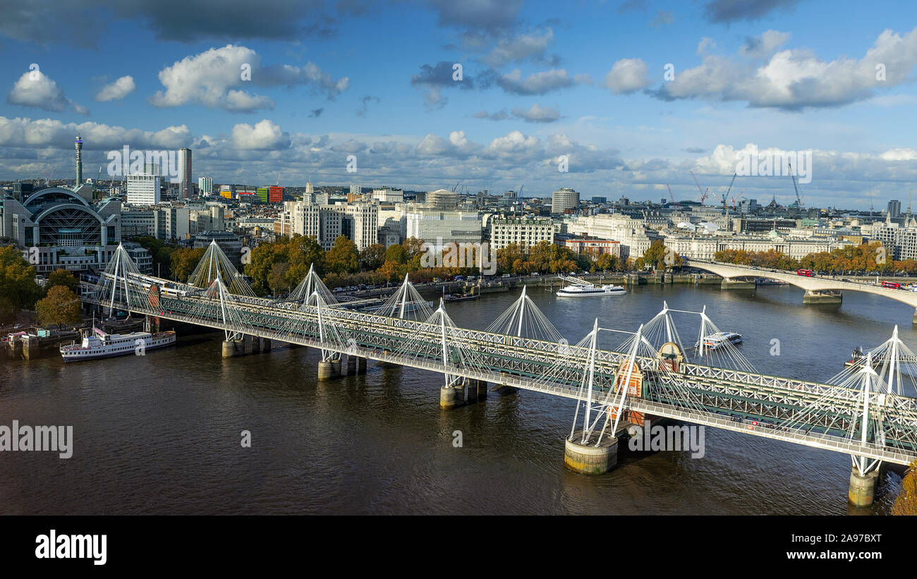 Hungerford Bridge e il Golden Jubilee ponti. La stazione di Charing cross vi è il lato sinistro. Foto Stock