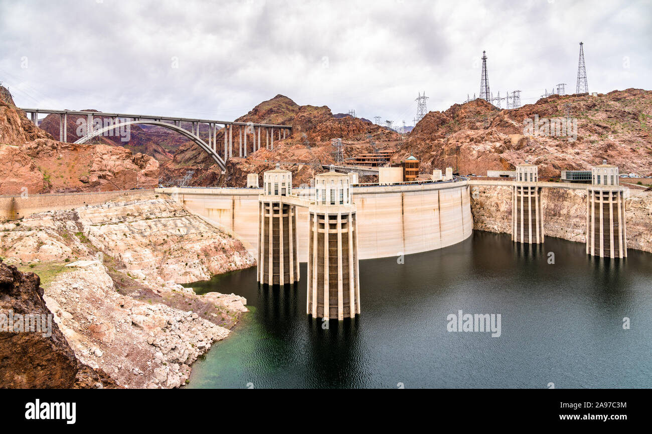 Penstock torri presso la Diga di Hoover sul fiume Colorado, USA Foto Stock
