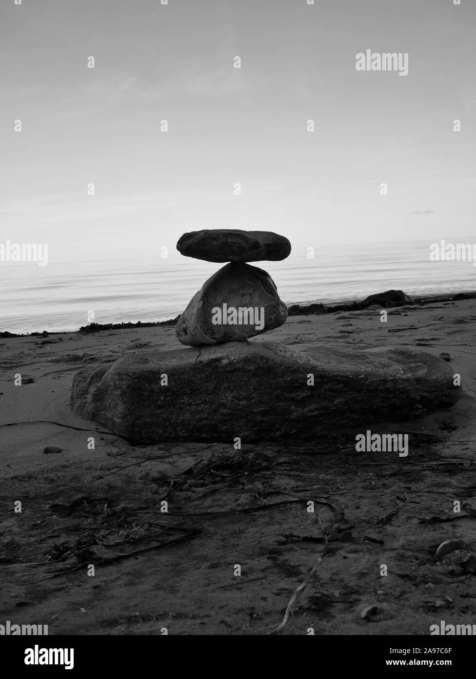 Pietra equilibrato su una spiaggia Foto Stock