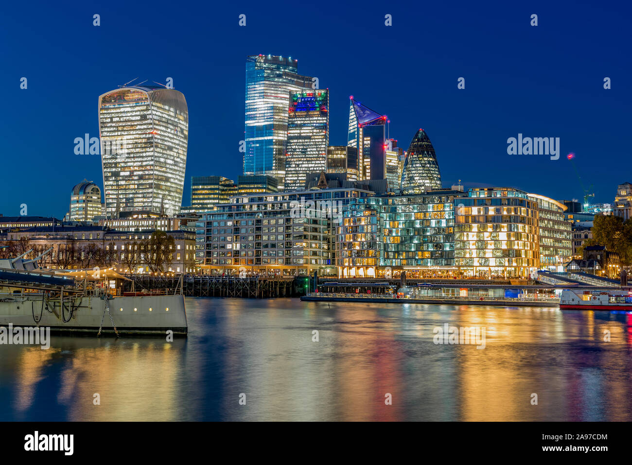 Londra sera cityscape con un museo barca e grattacieli Foto Stock