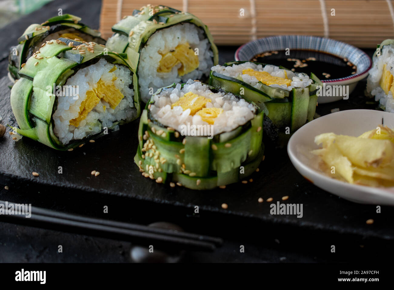 Tessuto di cetriolo sushi fette sulla piastra di ardesia Foto Stock