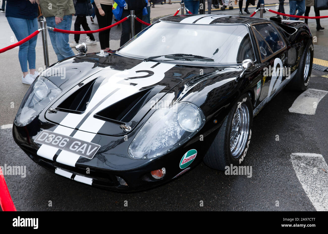 Tre quarti frontale di un 1998, Nero, Ford GT 40, sul display a 2019 Regent Street Motor Show Foto Stock