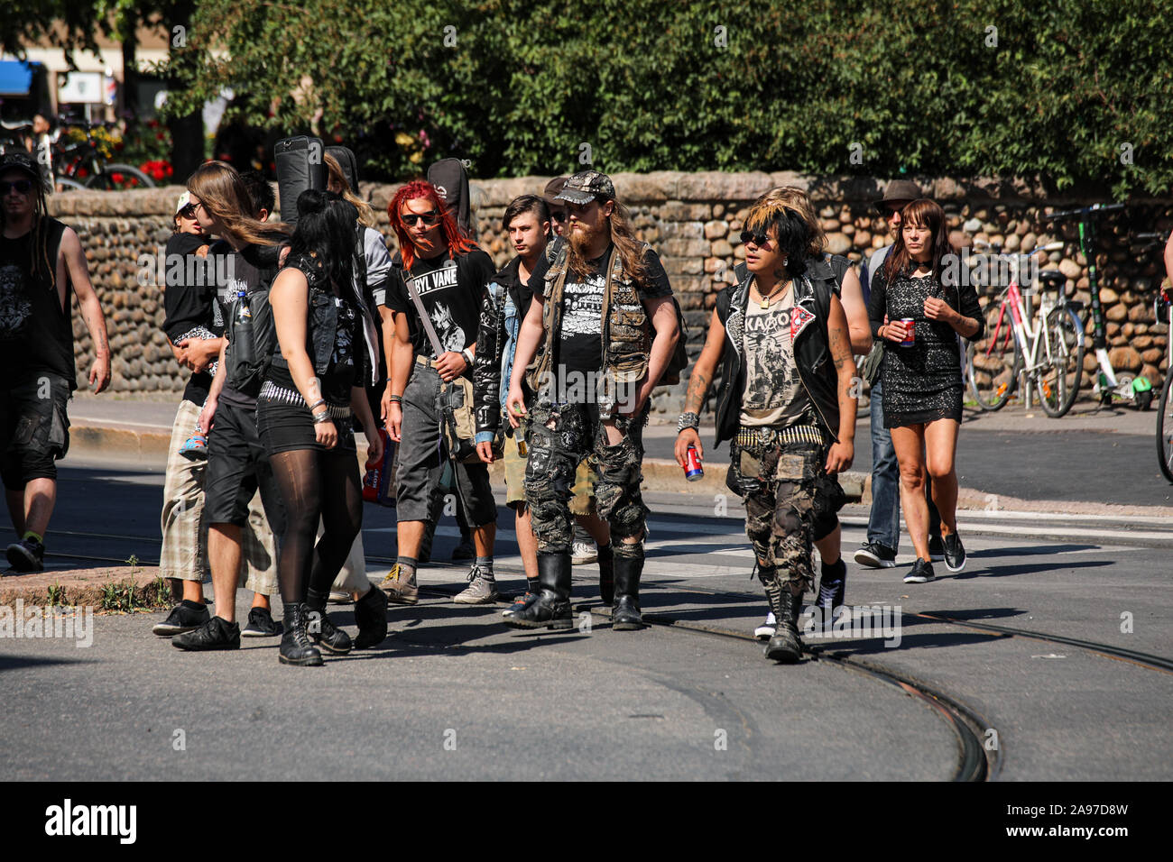 La gente in direzione di 'Katu sul punk 2019' Reclaim the streets accadendo in Kallio quartiere di Helsinki, Finlandia Foto Stock
