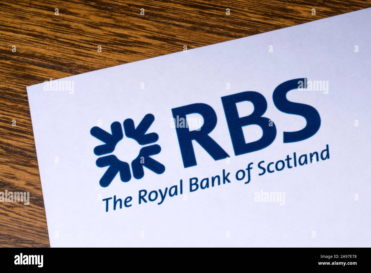 London, Regno Unito - 12 Marzo 2019: Il logo per la Royal Bank of Scotland, raffigurato nell'angolo di un opuscolo informativo. Foto Stock