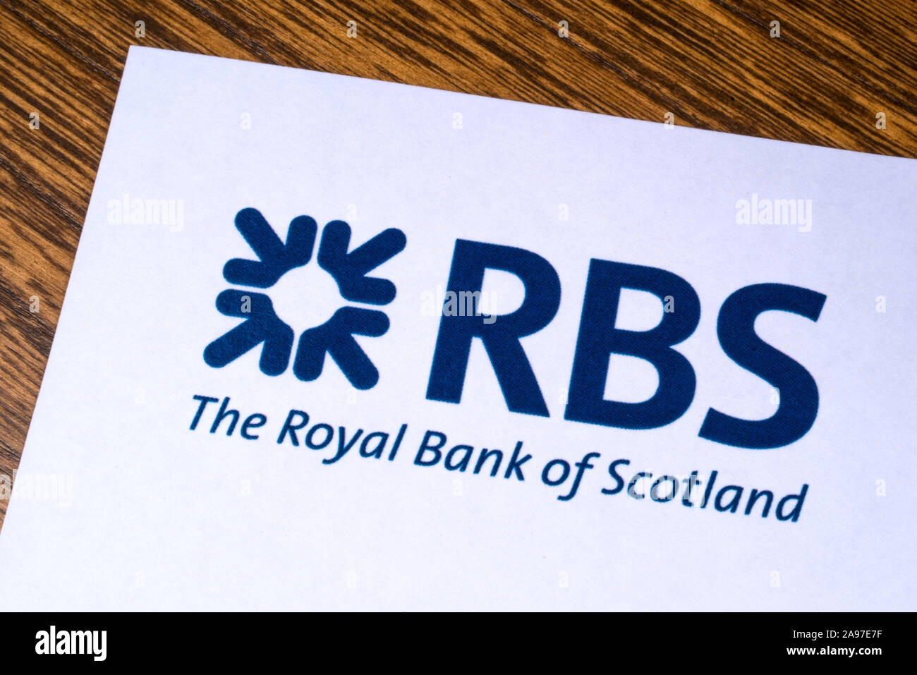 London, Regno Unito - 12 Marzo 2019: Il logo per la Royal Bank of Scotland, raffigurato nell'angolo di un opuscolo informativo. Foto Stock
