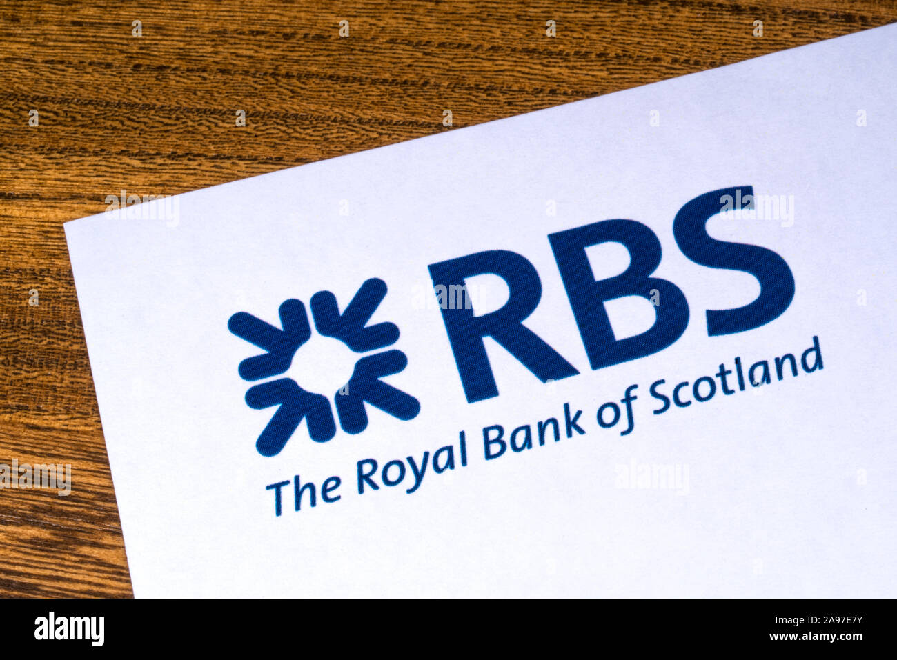 London, Regno Unito - 12 Marzo 2019: Il logo per la Royal Bank of Scotland, raffigurato nell'angolo di un opuscolo informativo. Foto Stock