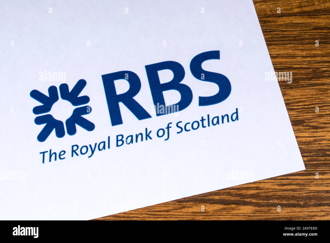 London, Regno Unito - 12 Marzo 2019: Il logo per la Royal Bank of Scotland, raffigurato nell'angolo di un opuscolo informativo. Foto Stock