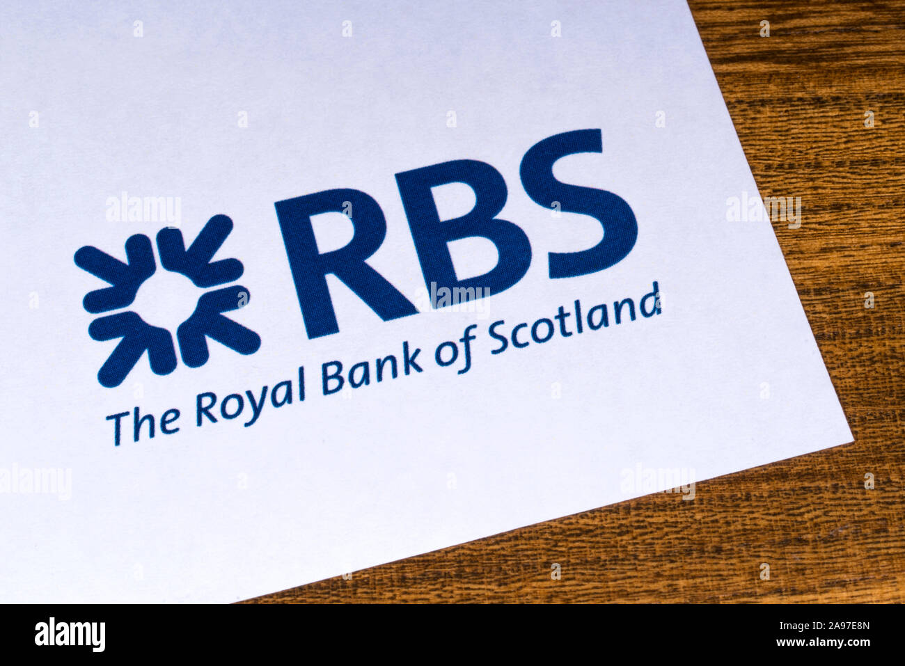 London, Regno Unito - 12 Marzo 2019: Il logo per la Royal Bank of Scotland, raffigurato nell'angolo di un opuscolo informativo. Foto Stock