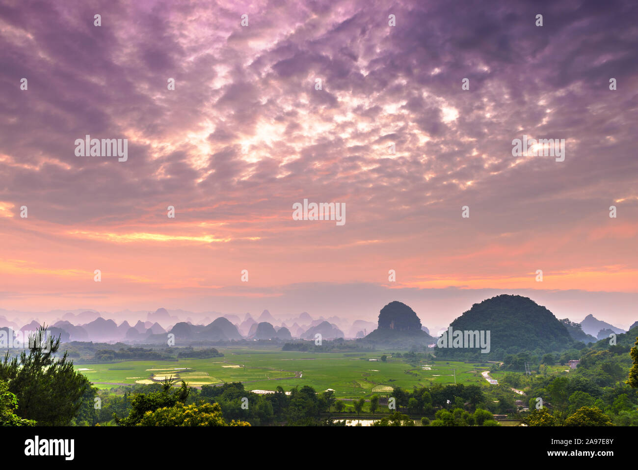 Guilin, Cina carso paesaggio di montagna al crepuscolo. Foto Stock