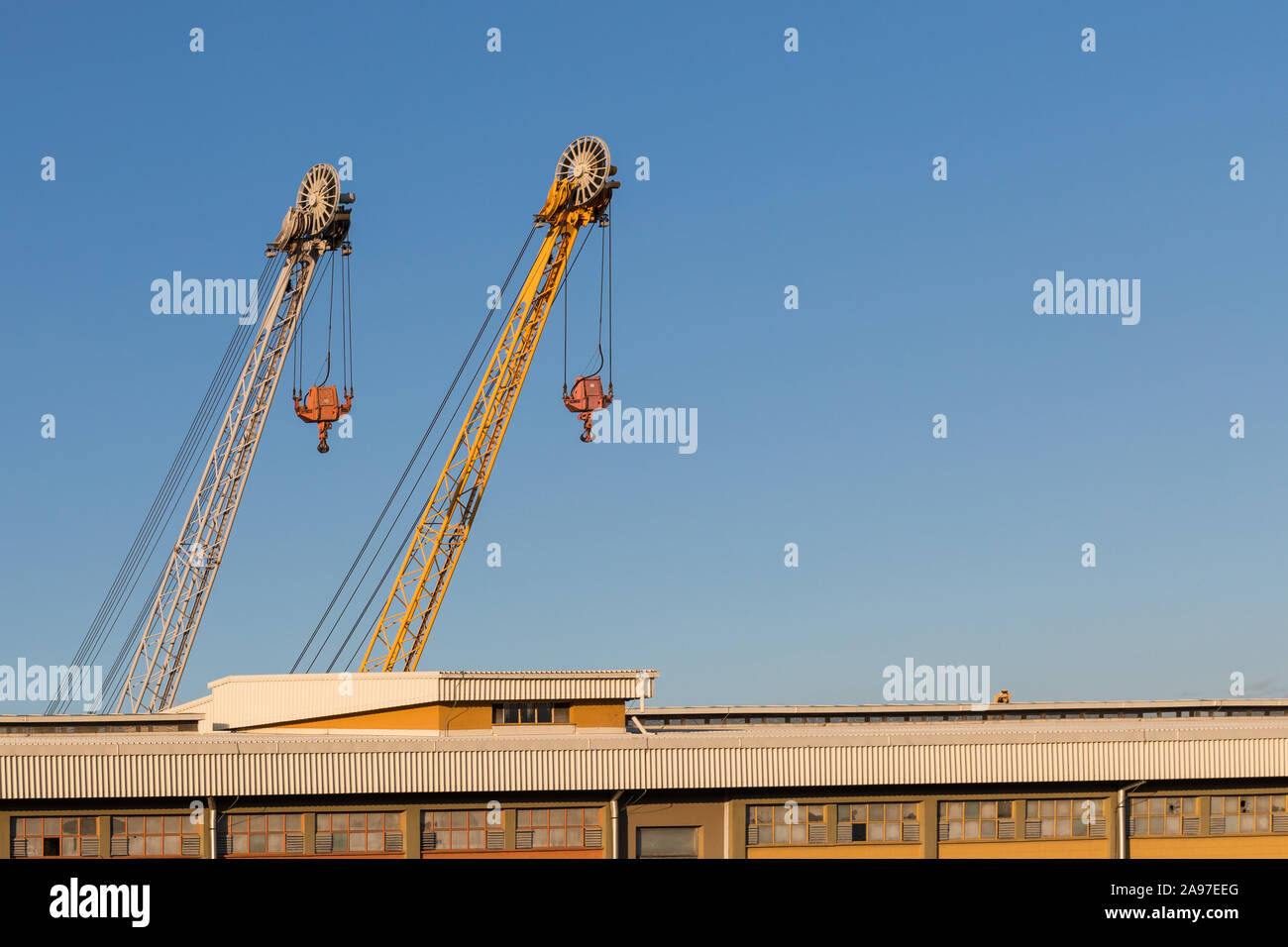 Dockyard cargo cranes dettaglio - porto di Capodistria, Slovenia Foto Stock
