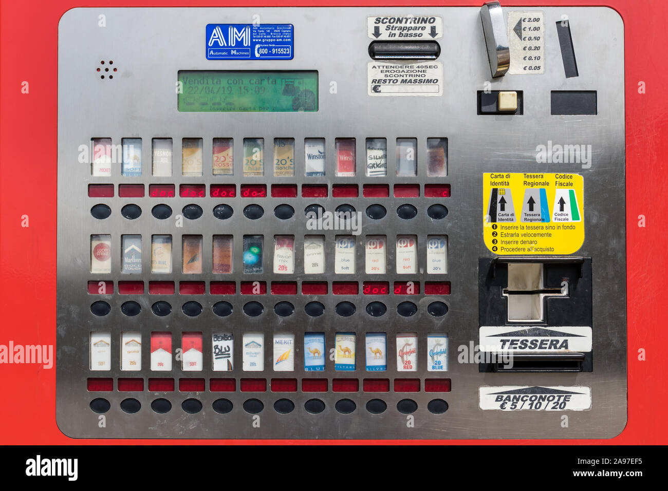 Distributore automatico di tabacco immagini e fotografie stock ad alta  risoluzione - Alamy