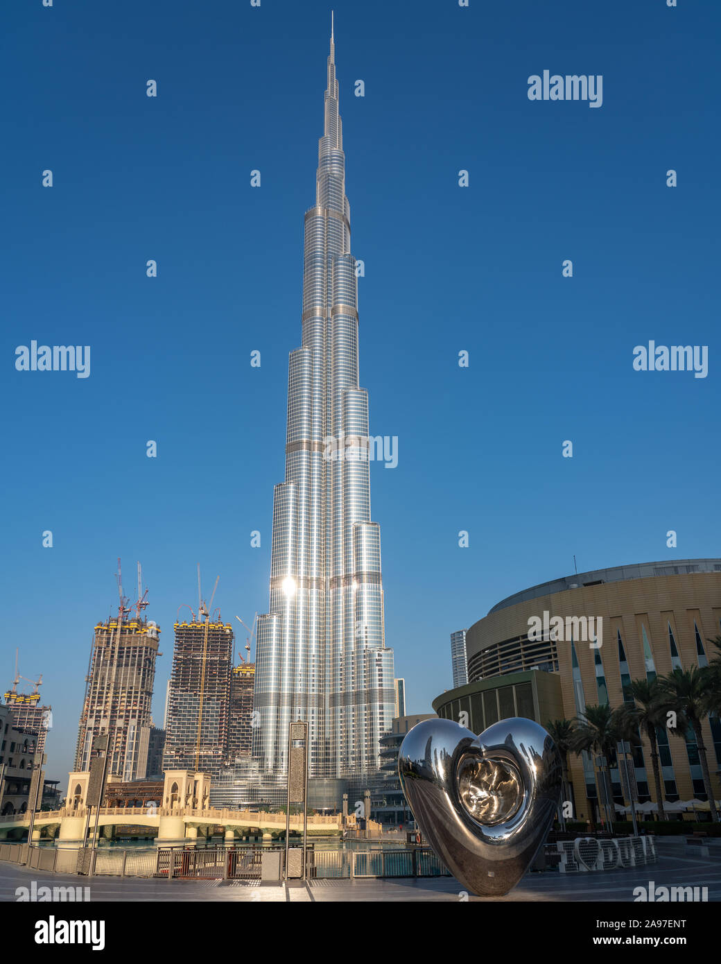 Burji Khalifa, l'edificio più alto del mondo, che domina il centro di Dubai Emirati Arabi Uniti. Foto Stock
